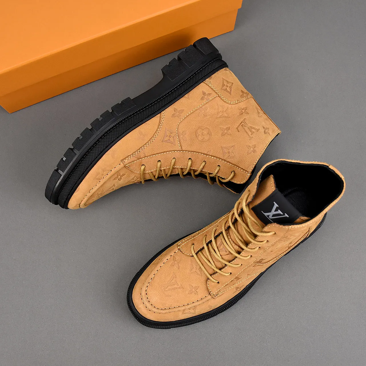 PP leather 240 gross 260👟👟👟LOUIS VUITTON LV donkey brand new thick-soled lace-up big-toe shoes men's casual shoes high-top short boots. These boots are made of waterproof nubuck to create a lightweight and comfortable shoe body. The trendy attitude of being both strong and soft makes it an everyday choice. ✔Upper: imported nubuck leather ✔Lining: sheepskin or wool ✔Outsole: molded outsole Size: 38-44